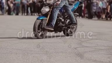 特写一辆摩托车和一辆摩托车在表演中酷炫的摩托魔术.. 摩托车的扭力。